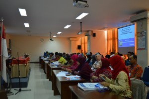 Peserta pelatihan Preceptorship serius mendengarkan pemberian materi