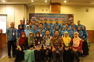 Panitia berfoto bersama Wakil Rektor II, dosen dan pembicara seminar usai acara