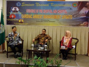 Dari kiri: Ns. Subroto, M.Kep (Ketua Inkavin), Ns. Setyo Martono, M.Kep (Pakar Keperawatan Gawat Darurat RSUP Dr. Kariadi) dan Moderator saat sesi diskusi 