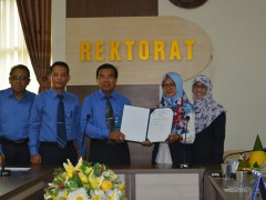 Dari kiri: Kaprodi Ners Unimus, Dekan Fikkes Unimus, Rektor Unimus, Ns. Desi Ariyana dan Wakil Rektor II Unimus pada acara pelepasan
