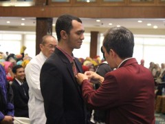 Ketua DPD Persatuan Perawat Nasional Indonesia Kota Semarang memasangkan pin PPNI pada peserta angkat sumpah ners