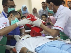 Peserta pelatihan menyaksikan simulasi pertolongan pada korban kecelakaan oleh Trainer AGD 118