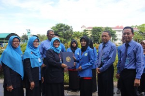 Wakil Rektor I Unimus (Dr. Sri Darmawati, M.Si) menyerahkan surat tugas kepada perwakilan peserta training